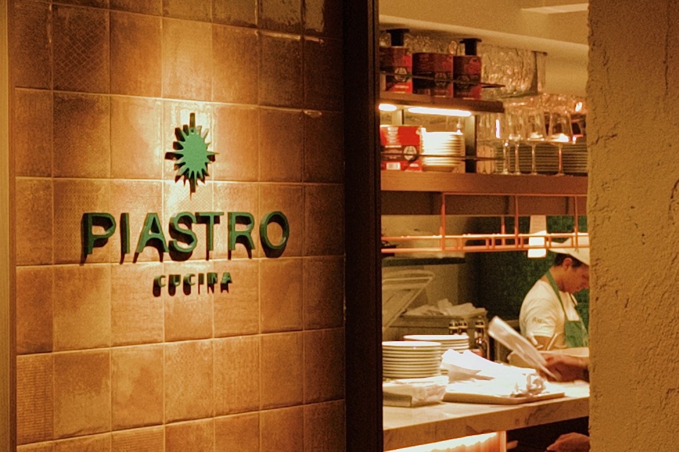 Piastro Cucina hero - fachada real com logo dourado